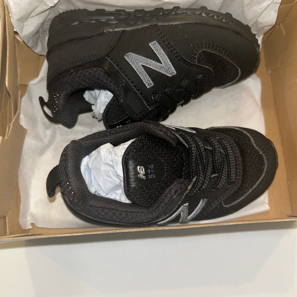 New Balance Black Sneakers Athletic Design